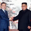 Nhà lãnh đạo Triều Tiên Kim Jong-un (phải) và Tổng thống Hàn Quốc Moon Jae-in. (Ảnh: AFP/TTXVN)