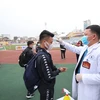 Quang Hải được đo thân nhiệt trước khi tham dự trận Hà Nội FC với Nam Định. (Ảnh: CLB Hà Nội)