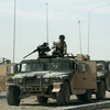 Binh sỹ Mỹ tuần tra tại tuyến đường dẫn tới căn cứ quân sự al-Taji ở phía Bắc thủ đô Baghdad, Iraq. (Ảnh: AFP/TTXVN)