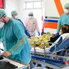 Nhân viên y tế điều trị cho bệnh nhân nhiễm COVID-19 tại bệnh viện Brescia Poliambulanza ở vùng Lombardy, Italy. (Ảnh: AFP/TTXVN)
