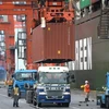 Bốc dỡ hàng hóa tại cảng ở Tokyo, Nhật Bản. (Ảnh: AFP/TTXVN)