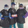 Bức hình chụp ba nữ điều dưỡng tại Mount Sinai West khoác túi đựng rác màu đen lên người thay cho đồ bảo hộ đang gây sốc trên Facebook.