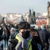 Người dân đeo khẩu trang để phòng tránh lây nhiễm COVID-19 tại Praha, Cộng hòa Séc. (Ảnh: AFP/TTXVN)