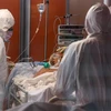 Nhân viên y tế Italy điều trị cho bệnh nhân nhiễm COVID-19 tại bệnh viện ở Rome. (Ảnh: THX/TTXVN)