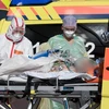 Chuyển một bệnh nhân Italy nhiễm COVID-19 tới bệnh viện Helios ở Leipzig (Đức). (Ảnh: THX/TTXVN)