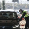 Cảnh sát phân luồng giao thông ở Basel, miền Bắc Thụy Sĩ trong bối cảnh lệnh phong tỏa được áp đặt nhằm ngăn dịch COVID-19 lây lan. (Ảnh: AFP/TTXVN)