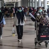 Hành khách tại sân bay Juanda ở Sidoarjo, Indonesia ngày 3/3/2020. *Ảnh: AFP/TTXVN)