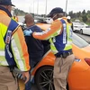 Cảnh sát bắt giữ một người dân chống lại quy định luật phong tỏa tại khu vực Diepkloof, cách thủ đô Pretoria 70 km về phía Nam. (Ảnh: TTXVN phát)