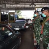 Binh sĩ kiểm tra các phương tiện qua lại tại một trạm kiểm soát ở tỉnh Narathiwat, Thái Lan. (Ảnh: AFP/TTXVN)