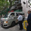 Xe cứu thương đỗ bên ngoài một khu nhà tập thể ở Singapore trong bối cảnh dịch COVID-19 bùng phát. (Ảnh: THX/TTXVN)