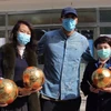 Fellaini chia sẻ bức ảnh chụp cùng các nhân viên y tế khi được xuất viện. (Nguồn: si.com)