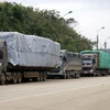 Xe container phía ngoài bãi kiểm hóa cửa khẩu Kim Thành. (Ảnh: Quốc Khánh/TTXVN)