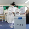 Cử tri bỏ phiếu tại điểm bầu cử Quốc hội khóa 21 ở Nonsan, Hàn Quốc. (Ảnh: Yonhap/TTXVN)