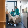 Chăm sóc bệnh nhân mắc COVID-19 tại bệnh viện ở Neuchatel, Thụy Sĩ. (Ảnh: AFP/TTXVN)