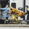 Nhân viên y tế chuyển bệnh nhân COVID-19 tới bệnh viện ở Toronto, Canada ngày 16/4. (Ảnh: THX/TTXVN)