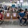 Hành khách tại sân bay Suvarnabhumi ở Bangkok, Thái Lan ngày 25/3. (Ảnh: AFP/TTXVN)