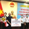 Lễ trao số tiền hỗ trợ 1 tỷ đồng của Công ty Gulf Việt Nam dành cho tỉnh Bến Tre. (Ảnh: TTXVN phát)