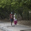 Người dân đeo khẩu trang phòng lây nhiễm COVID-19 tại New Delhi, Ấn Độ ngày 17/4. (Ảnh: THX/TTXVN)