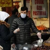 Người dân đeo khẩu trang nhằm ngăn chặn sự lây lan của dịch COVID-19 tại Ankara, Thổ Nhĩ Kỳ. (Ảnh: THX/TTXVN)