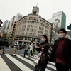 Người dân Nhật Bản đeo khẩu trang phòng tránh lây nhiễm COVID-19. (Ảnh: AFP/TTXVN)