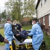 Nhân viên y tế hỗ trợ chuyển bệnh nhân COVID-19 tại Glen Burnie, Maryland (Mỹ) ngày 25/4. (Ảnh: AFP/TTXVN)