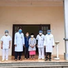 Các y bác sỹ Bệnh viện Đa khoa huyện Đồng Văn (Hà Giang) chụp ảnh với bệnh nhân 268 khi được công bố khỏi bệnh. (Ảnh: TTXVN phát)