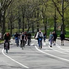 Người dân đạp xe và đi bộ tại công viên Trung tâm ở New York, Mỹ hôm 25/4 vừa qua. (Ảnh: AFP/TTXVN)