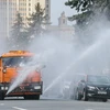 Phun khử trùng đường phố nhằm ngăn chặn sự lây lan của dịch COVID-19 tại Moskva, Nga. (Ảnh: THX/TTXVN)