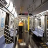 Nhân viên khử trùng tàu điện ngầm tại nhà ga ở Brooklyn, New York, Mỹ ngày 6/5. (Ảnh: THX/TTXVN)