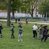 Trẻ em vui chơi tại một công viên ở Copenhagen, Đan Mạch ngày 29/4/2020. (Ảnh: AFP/TTXVN)