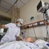 Nhân viên y tế chăm sóc bệnh nhân tại bệnh viện ở Thiên Tân, Trung Quốc, ngày 4/5. (Ảnh: THX/TTXVN)