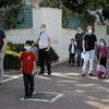 Học sinh quay trở lại trường học khi lệnh giãn cách xã hội được nới lỏng tại thị trấn Pardes Hanna-Karkur, miền Trung Israel. (Ảnh: THX/TTXVN)