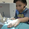 [Video] Cô bé 9 tuổi may hơn trăm bộ đồ bảo hộ chống COVID-19