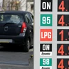 Giá xăng dầu được niêm yết tại trạm xăng ở Rzeszow, Ba Lan, ngày 23/3. (Ảnh: PAP/ TTXVN)