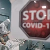 Nhân viên y tế điều trị cho bệnh nhân COVID-19 tại bệnh viện ở Istanbul, Thổ Nhĩ Kỳ. (Ảnh: THX/TTXVN)