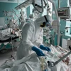 Nhân viên y tế chăm sóc bệnh nhân mắc COVID-19 tại một bệnh viện ở Moskva, Nga ngày 14/5. (Ảnh: THX/TTXVN)