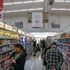 Người dân mua hàng trong siêu thị tại Wellington, New Zealand. (Ảnh: THX/TTXVN)