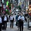 Người dân di chuyển trên một đường phố ở Tokyo, Nhật Bản, ngày 15/5/2020. (Ảnh: AFP/TTXVN)