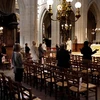 Các tín đồ Thiên chúa giáo cầu nguyện tại một nhà thờ ở Paris, Pháp ngày 24/5. (Ảnh: AFP/TTXVN)