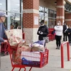 Người dân xếp hàng bên ngoài một siêu thị ở Crossroads thuộc Bailey, Mỹ trong bối cảnh dịch COVID-19 lây lan mạnh. (Ảnh: AP/TTXVN)