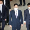 Phó Chủ tịch Samsung Lee Jae-yong (giữa) tới Tòa án Quận Trung tâm Seoul, Hàn Quốc ngày 8/6. (Ảnh: Yonhap/TTXVN)