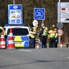Cảnh sát Đức kiểm tra các phương tiện tại khu vực cửa khẩu biên giới Đức-Áo. (Ảnh: AFP/TTXVN)