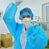Bác sỹ Bùi Thị Tặng chuẩn bị đồ bảo hộ vào phòng bệnh nhân COVID-19 đang điều trị tại Khoa Vi rút - Ký sinh trùng (Bệnh viện Bệnh Nhiệt đới Trung ương cơ sở 2). (Ảnh: Minh Quyết/TTXVN)