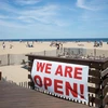 Một nhà hàng cạnh bờ biển mở cửa phục vụ khách hàng tại bang New Jersey, Mỹ ngày 16/5. *Ảnh: THX/TTXVN)