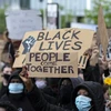 Người biểu tình tham gia cuộc tuần hành chống phân biệt chủng tộc tại London, Anh ngày 7/6. (Ảnh: THX/TTXVN)