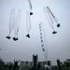 Hoạt động thả bóng bay mang theo truyền đơn chống Triều Tiên của các nhà hoạt động Hàn Quốc. (Nguồn: nytimes)
