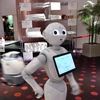 Robot hỗ trợ nhân viên y tế phục vụ bệnh nhân mắc COVID-19 tại Tokyo, Nhật Bản. (Ảnh: AFP/TTXVN)