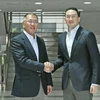 Phó Chủ tịch điều hành Hyundai Motor Chung Euisun (trái) và Chủ tịch công ty LG Group Koo Gwang-mo. (Nguồn: koreaherald)