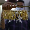 Vàng trang sức được bày bán tại tiệm kim hoàn ở Cairo, Ai Cập. (Ảnh: THX/TTXVN)