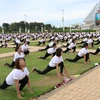 Các câu lạc bộ cùng tham gia đồng diễn Yoga nhân ngày Ngày Quốc tế Yoga lần thứ 6 tại Ninh Thuận. (Ảnh: Công Thử/TTXVN)